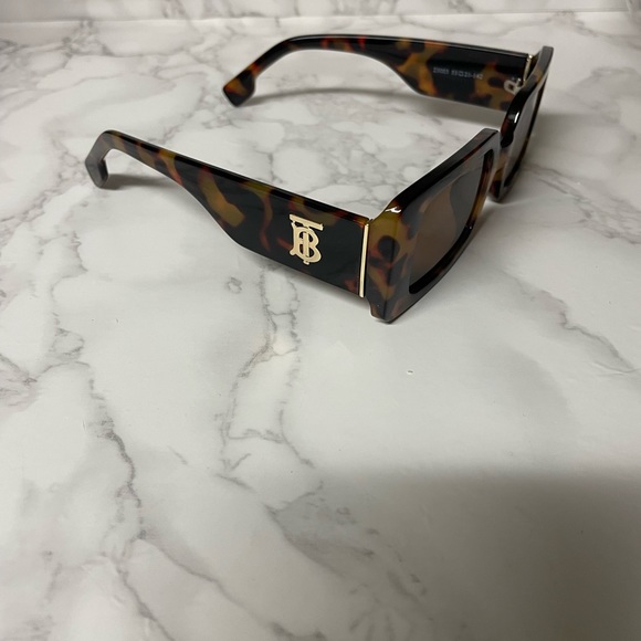 Black, white, brown and plaid square sunglasses - Picture 4 of 7